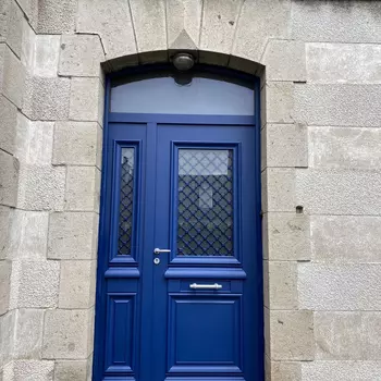 Bien choisir votre porte d'entrée avec l'entreprise Serrat Cantalu, installée dans le Cantal