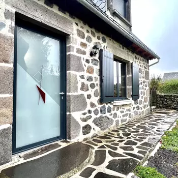 Bien choisir votre porte d'entrée avec l'entreprise Serrat Cantalu, installée dans le Cantal